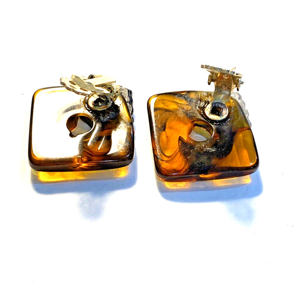 Vintage clip on earrings Lucite caramel black swirl and goldtone mod squares - Picture 2 of 7